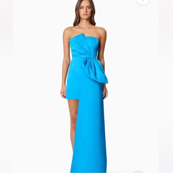 Elliatt Dresses & Skirts - Elliatt Alice Bow Dress in Aqua